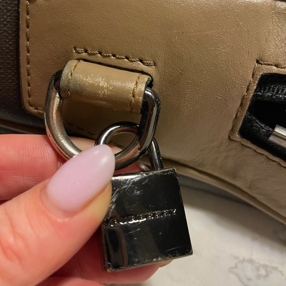 Unisex Burberry laptop crossbody bag. 2-toned Checked Briefcase w/ zip closure. - Picture 3 of 8